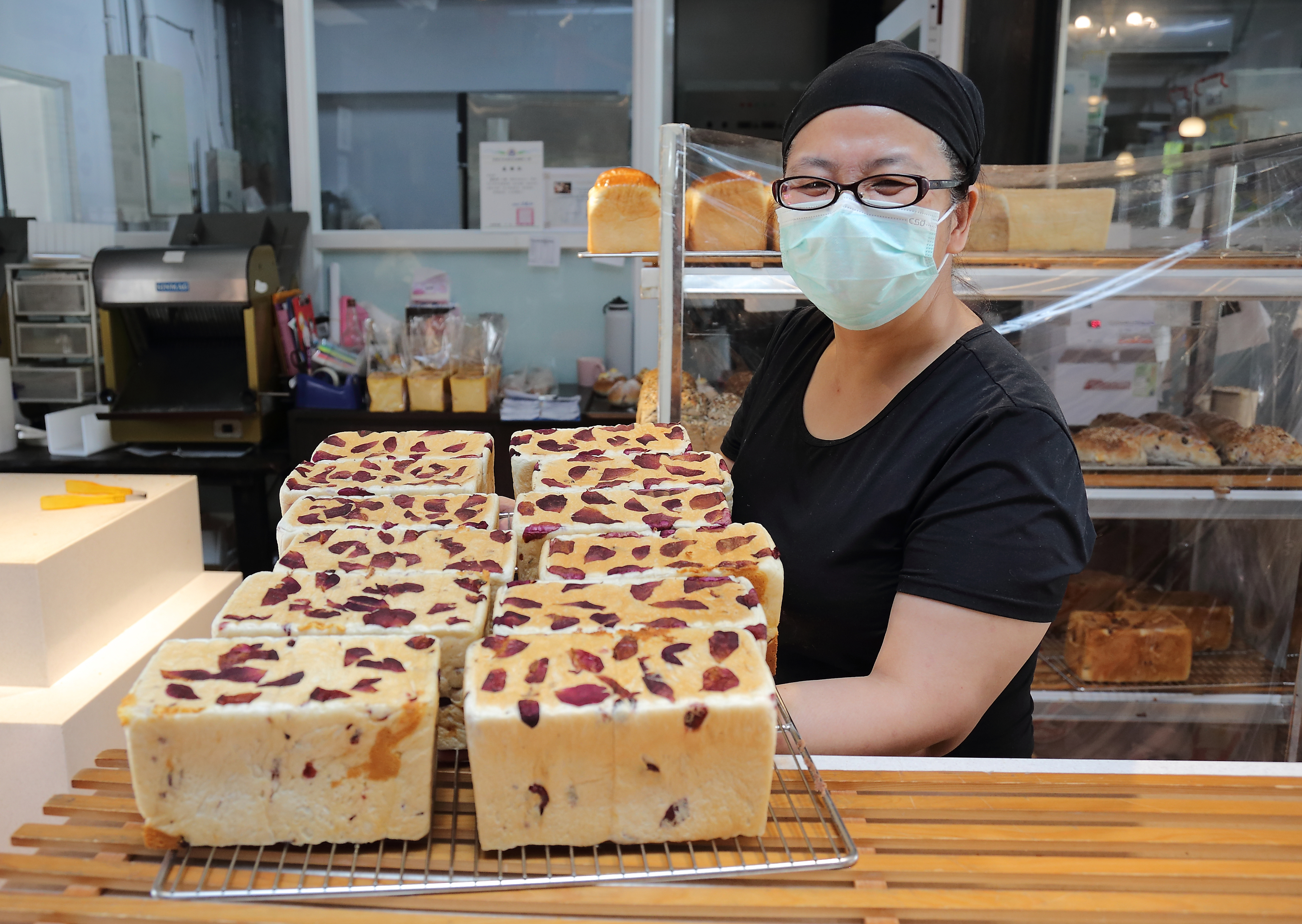玫瑰奶酥吐司，使用屏東縣九如鄉產的有機玫瑰花製作，香氣濃郁一出爐就被秒殺。(攝影/Carter)