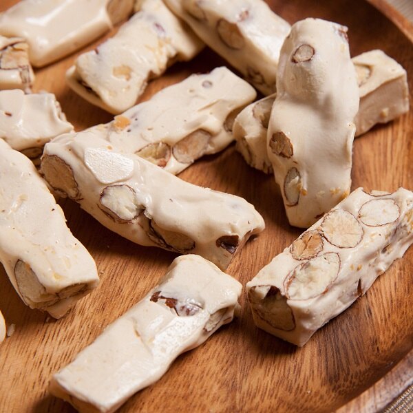 【牛軋糖2包。每包300g，約30顆】。此為免運組。