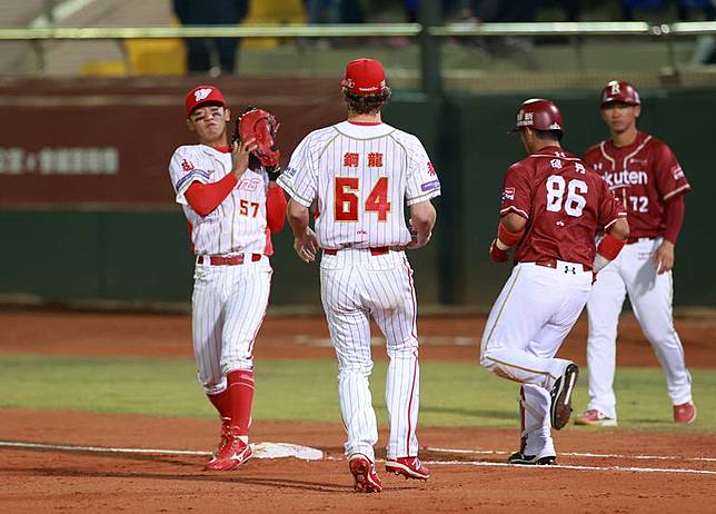 鋼龍 傳手套 美技登espn直呼不可思議 中央通訊社 Line Today