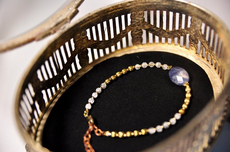 身體的油脂， 可使銅飾品產生自然溫潤的美麗光澤。 ▲礦石保養： 1.避免與其他金屬碰撞，以免造成刮痕。 2.成天配戴難免會沾汗水、油垢，可以軟布擦拭即可。 3.遠離溫泉或其他化學溶液（如化妝水、保養品