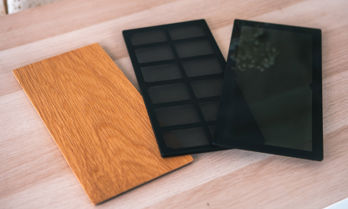 除了木質頂板，不同款式也有鋼化玻璃材質可搭配，另外主機也隨附了另一塊鋼質的網格頂板可供替換。