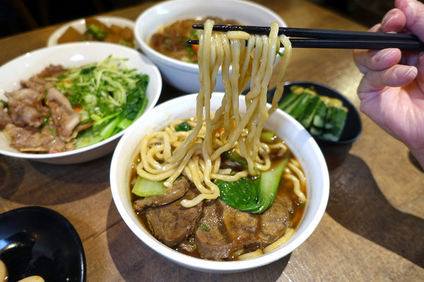 牛莊園牛肉麵，大安區四維路美食，科技大樓站牛肉麵，香煎雪花牛肉麵、蔬果湯頭牛肉麵，成功國宅旁得獎牛肉麵(含牛莊園菜單)