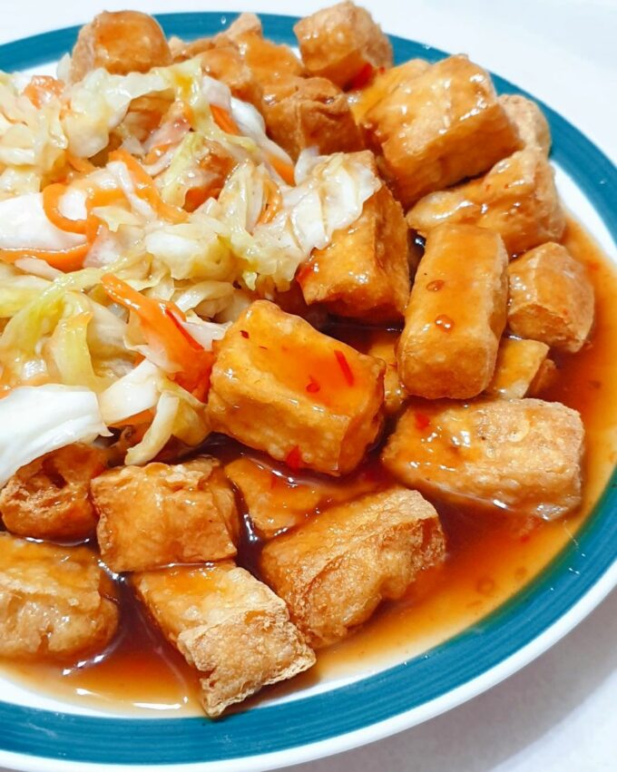 東港美食｜東港小吃│鎮海公園黑輪&臭豆腐，炸得酥脆的臭豆腐，配上新鮮的黑輪與魚丸，便是簡單平實的美味。