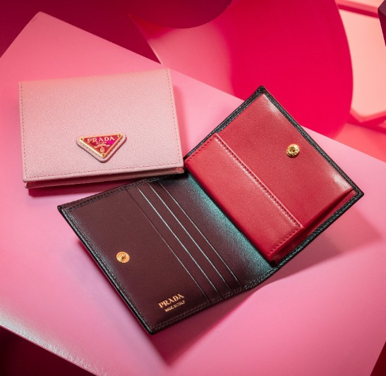 平價精品皮夾推薦5：PRADA Saffiano皮革短夾NT.12,500