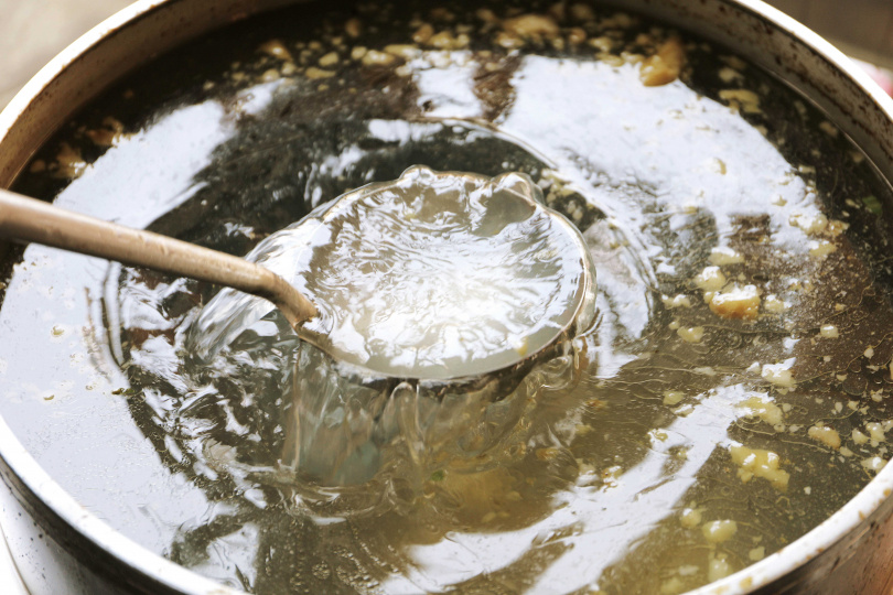 湯頭Check！牛骨湯頭 純牛骨、牛腩熬製3小時以上，湯頭清澈香甜。（圖／于魯光攝）