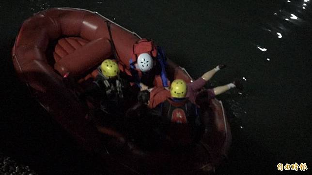 情侶河畔散步驚見婦人浮水面 消防員搶救發現竟是「常客」