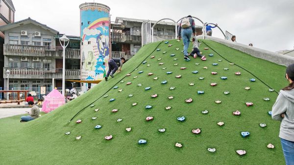 【台北景點】白雲公園-小孩愛不釋手，三種不同類型溜滑梯及多種盪鞦韆的特色公園