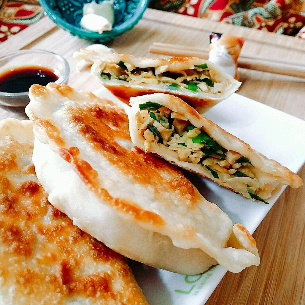 ●高麗菜清甜可口●外皮酥脆不油膩●正餐點心的好選擇商品品名：台灣傳統鮮甜高麗菜盒子商品重量：1125g±10%/25粒/包內容物名稱(成分)：高麗菜、麵粉、豬肉、水、韭菜、大豆沙拉油、薑、醬油、糖、鹽