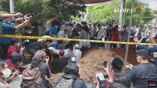 Prosesi pemakaman <a href='https://wow.tribunnews.com/tag/syekh-ali-jaber'>Syekh Ali Jaber</a> di pelataran Pesantren Daarul Qur'an, Cipondoh, Tangerang, pada Kamis (14/1/2021) sore.