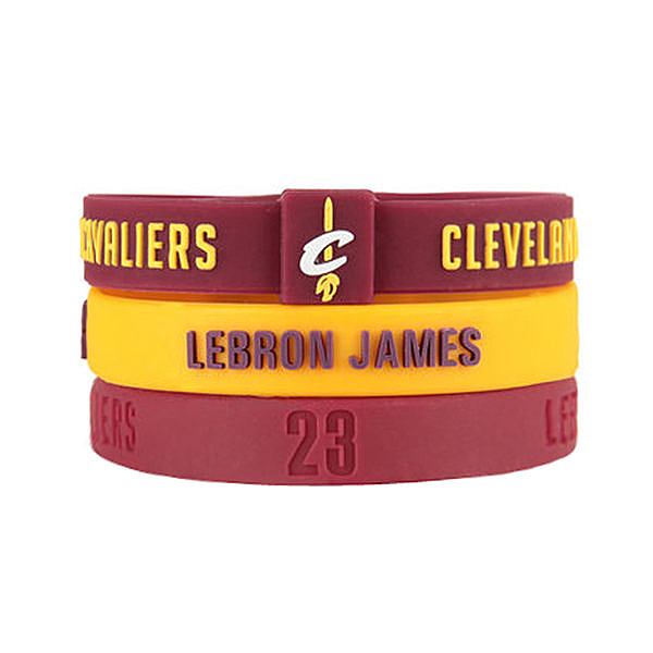 NBA官方授權正版籃球運動矽膠手環,包裝盒上都有NBA鐳射防偽標識。