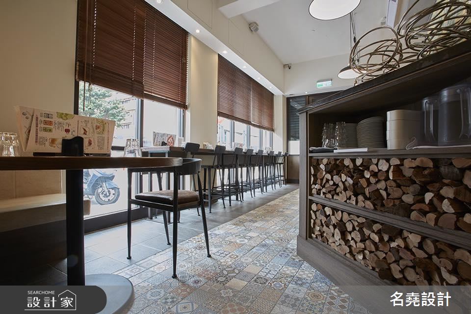 不同紋路的花磚隨意拼貼出的地板，就像穿了一件花襯衫一樣亮眼活潑，若地板全部使用黑色是否看起來會顯得略為無聊呢？