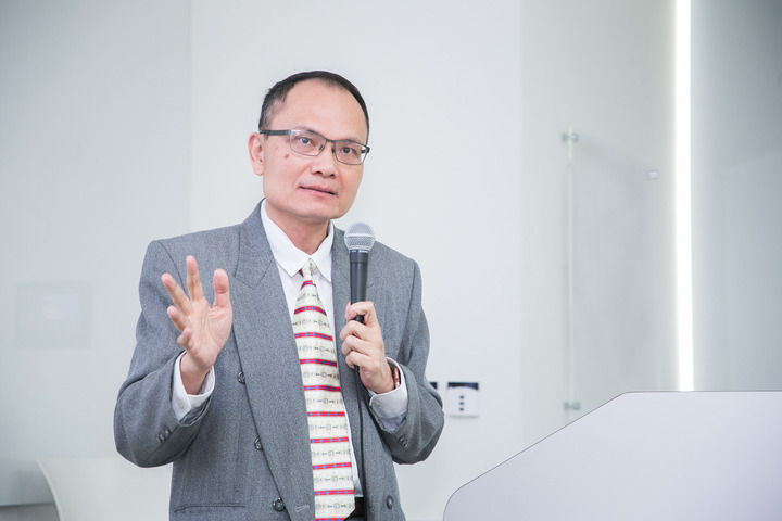 英特爾台灣分公司發言人鄭智成分享 oneAPI 最新資訊與未來的生態系發展。