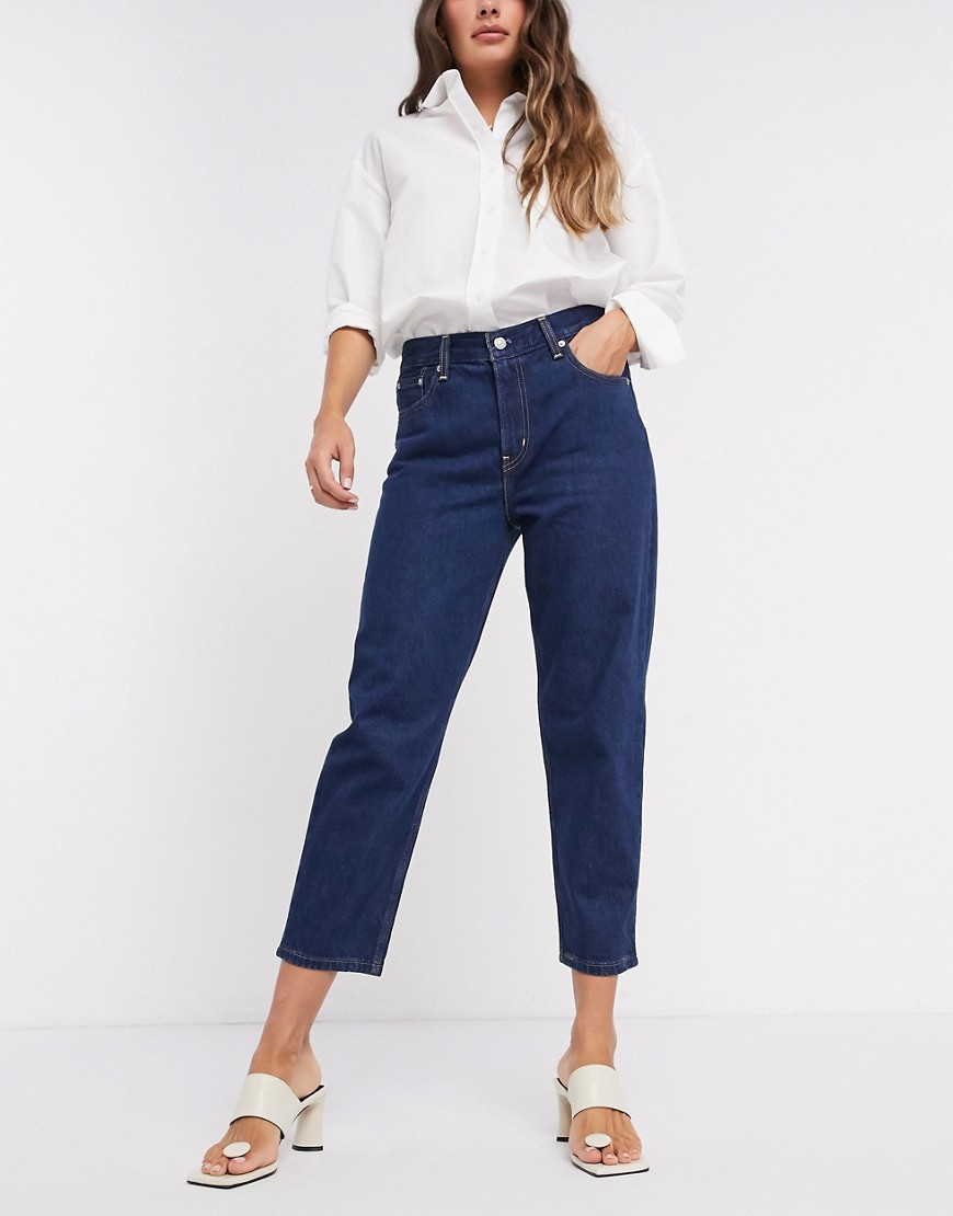Jeans by Levi's Wear, wash, repeat High rise Belt loops Five pockets Logo patch to reverse Cropped l