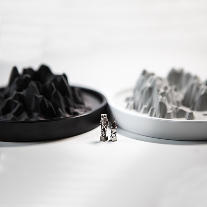 產品特色 水泥具吸水性又有氣孔的特性，恰為擴香之極佳載體 活動式角色賦予故事靈魂，創造專屬於你的孤獨劇場 可浸泡清洗重複使用，對環境友善 擴香範圍及濃度，由你掌握 純手工悉心灌注，細緻又有溫度的水泥製