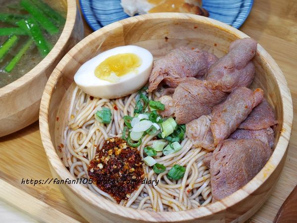 【汐止美食】鄉下人-豬血湯肉燥麵 #古早味 #豬血湯 #燙青菜 #香辣麵 路邊攤價格，冷氣開放文青風店面 (13).JPG