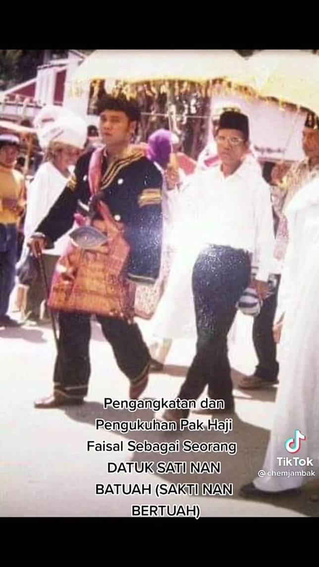 TikTok @chemjambak, potret lawas H. Faisal dapat gelar Datuk Sati Nan Batuah