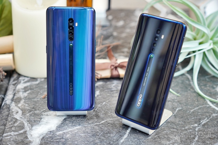 新的 OPPO Reno 2 總共推出三種顏色，除了之前頗受好評的薄霧粉之外，還多了深海夜光以及海洋之心兩色。