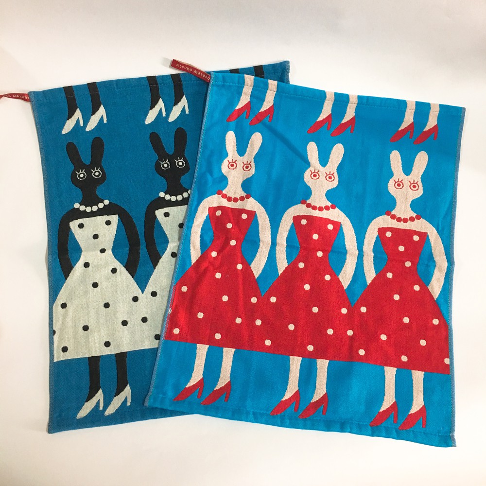 商品尺寸 : 35x45 cm商品材質 : 100%棉日本製 可愛 正版 全新正品 方便 實用 禮物 送禮可作手帕用【蝦皮商城注意事項】1.蝦皮商城提供15天鑑賞期之權益(含例假日，此為考慮期並非試用