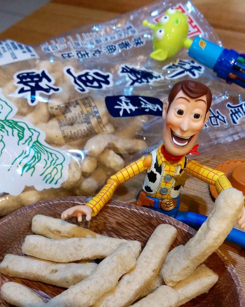 淡水名產｜#1 許義魚酥 (味香魚丸店) 在4.50年的淡水，當時漁業興盛、漁貨量充足，因而魚製相關加工品—魚丸也在當地興盛，但因魚丸需考量到新鮮度，而冰箱保存量也有限，當時在地的店家便研發了魚酥