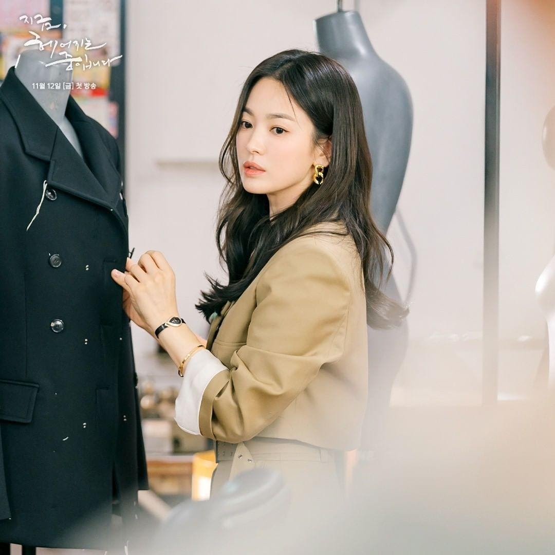 一張含有 個人, 服飾, 室內, 套裝 的圖片<br /><br />自動產生的描述