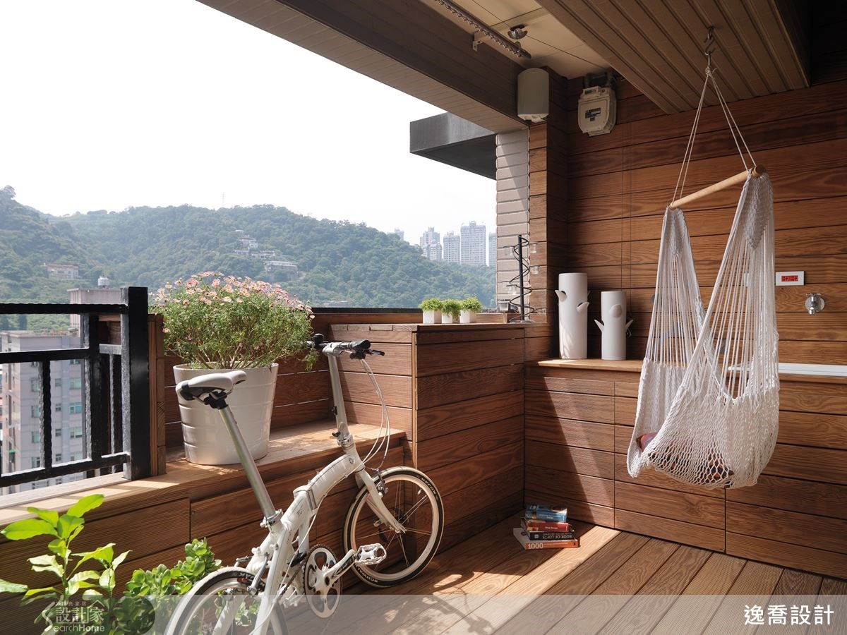 將露天陽台地坪與牆面全數鋪上防潮耐腐的碳化南方松，相當適合台灣的戶外天氣，再加上一張吊床，就像身處度假別墅。