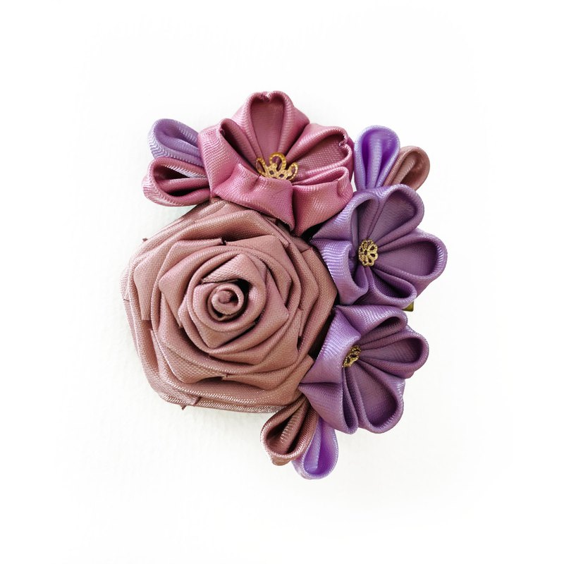 黃銅鱷魚皮髮夾上的多色雙絲緞