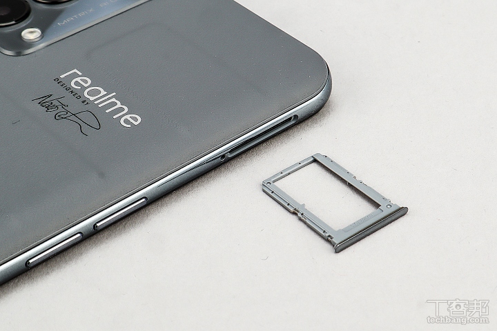 SIM 卡槽為雙 nano SIM 卡設計。