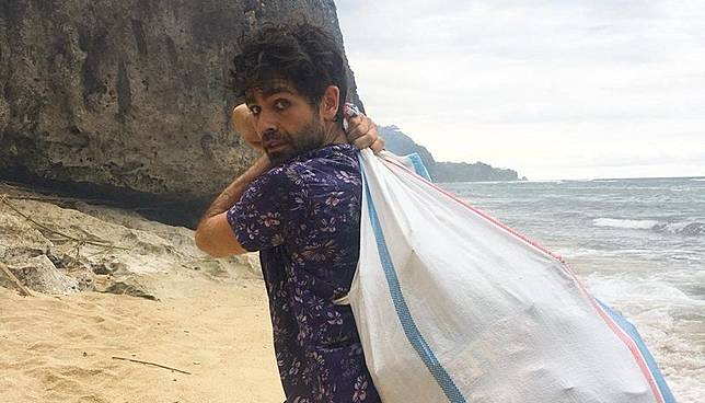 Aktor Hollywood Adrian Grenier Bersihkan Pantai Bali dari Sampah