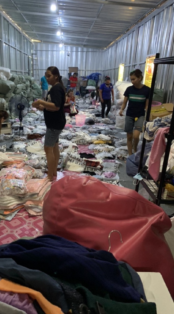 โกดังเสื้อผ้าหลักสิบ(ขายส่งทุกอย่าง)