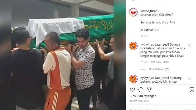 Momen Reza Rahadian Ikut Gotong Keranda Jenazah Ashraf Sinclair