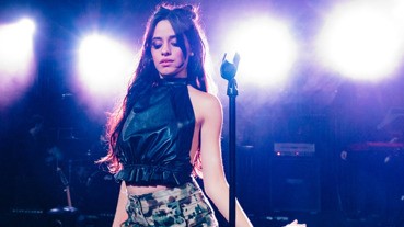 卡蜜拉唱現場「假會」被抓包，身上揹的那一把莫非是空氣吉他？