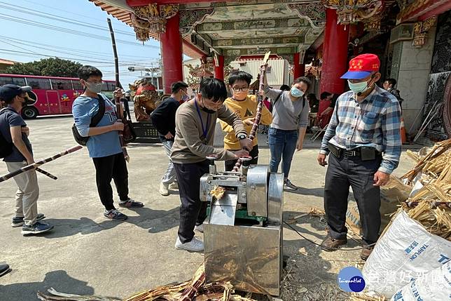 師生們從採收甘蔗、削甘蔗、熬煮甘蔗到翻炒黑糖等逐一體驗