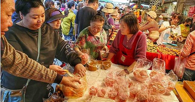 上班族注意！春節假期比往年「早一天」　採買年貨要趁早