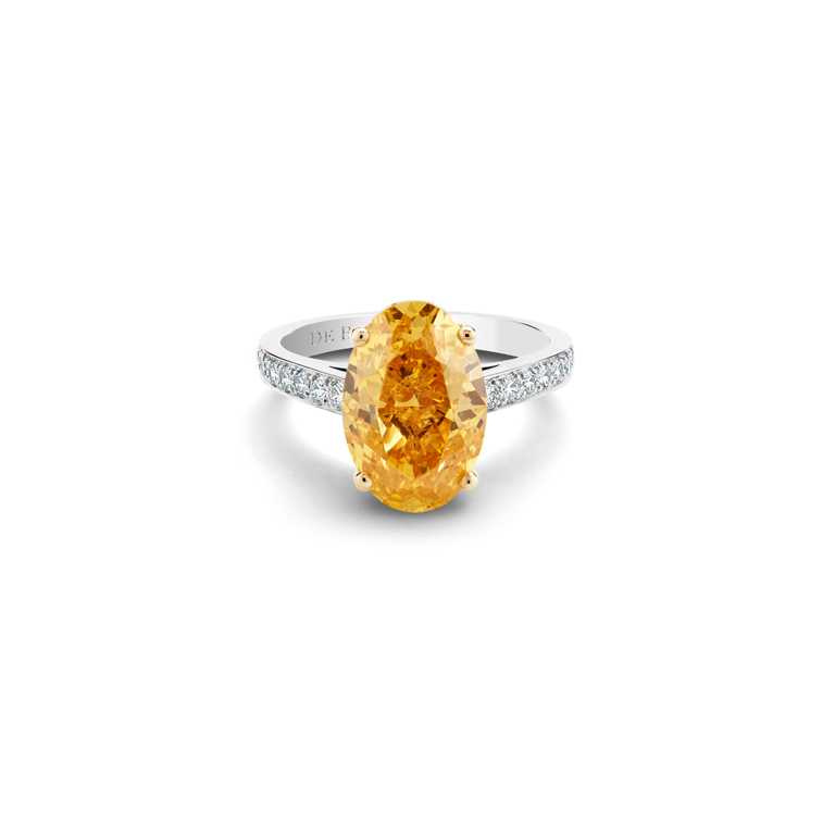 DE BEERS「Old Bond Street」系列，鉑金與18K黃金鑲嵌橢圓形切割橘鑽戒指，價格店洽。（圖╱DE BEERS提供）
