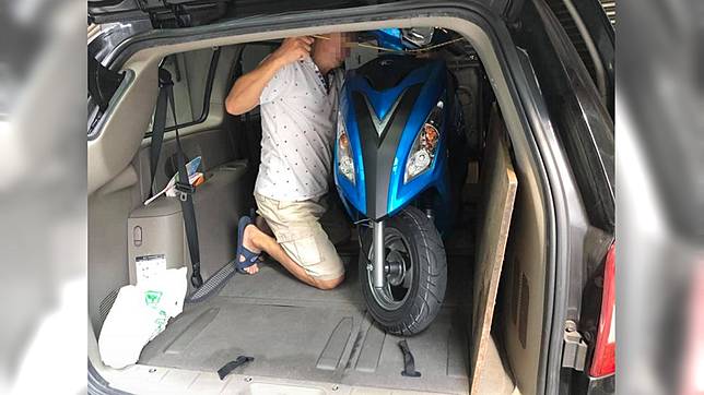 堅持不託運 爸跪後車廂 親自幫兒載機車萬人淚崩 Tvbs Line Today