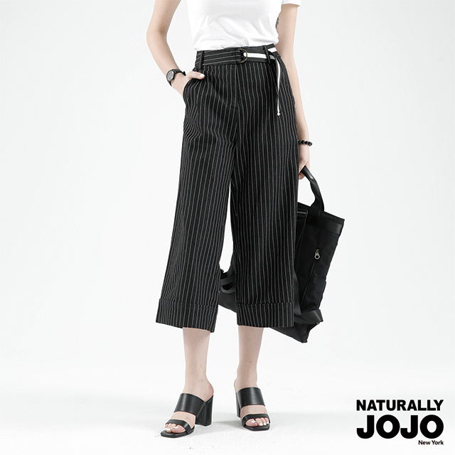 條紋牛仔寬褲最簡單穿搭，是舒適又休閒的穿搭。