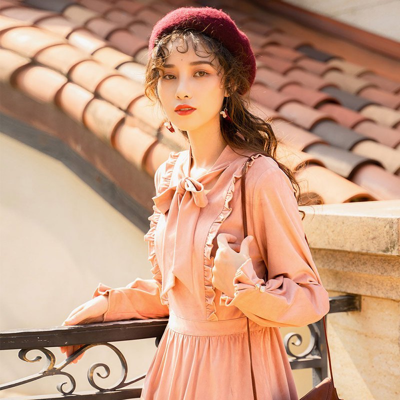 週末的陽光下，藤曼輕饒，眸光流轉，迎面拂來的輕風也格外柔軟，綠樹為屏，花海為伴，裙擺飄動，花邊微揚，皆是美好。穿越了山川與大海，流連於城市與村莊，最後囿於愛與一方靜謐中，沐浴在陽光下，被賦予溫柔和安逸