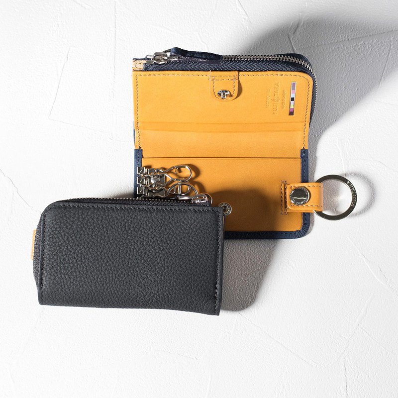 主體使用的小牛皮來是法國專業製革商DUPUY，取用稱之為「夏多布里昂(Chateaubriand)」皮質最細嫩部位，皮革表面比普通的小牛皮柔軟，擁有細緻紋路和舒適觸感。Bubble的零錢鑰匙包可以放入