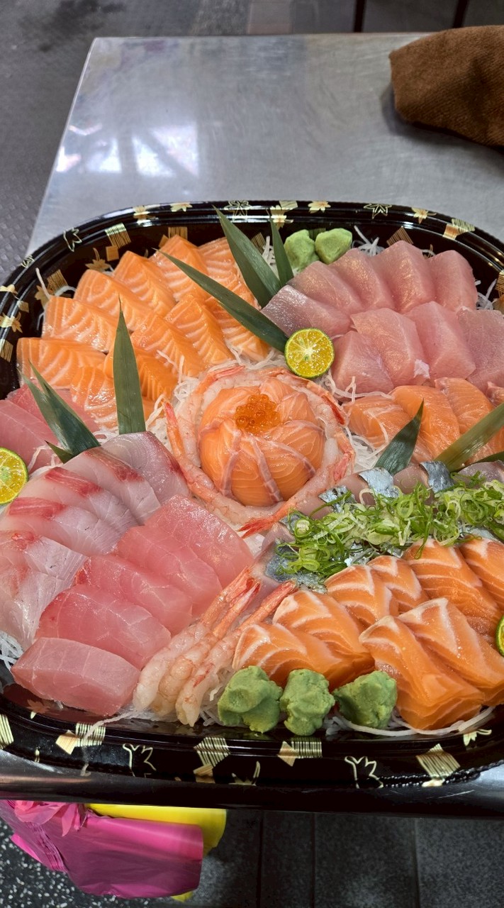 市場前 生魚片 壽司