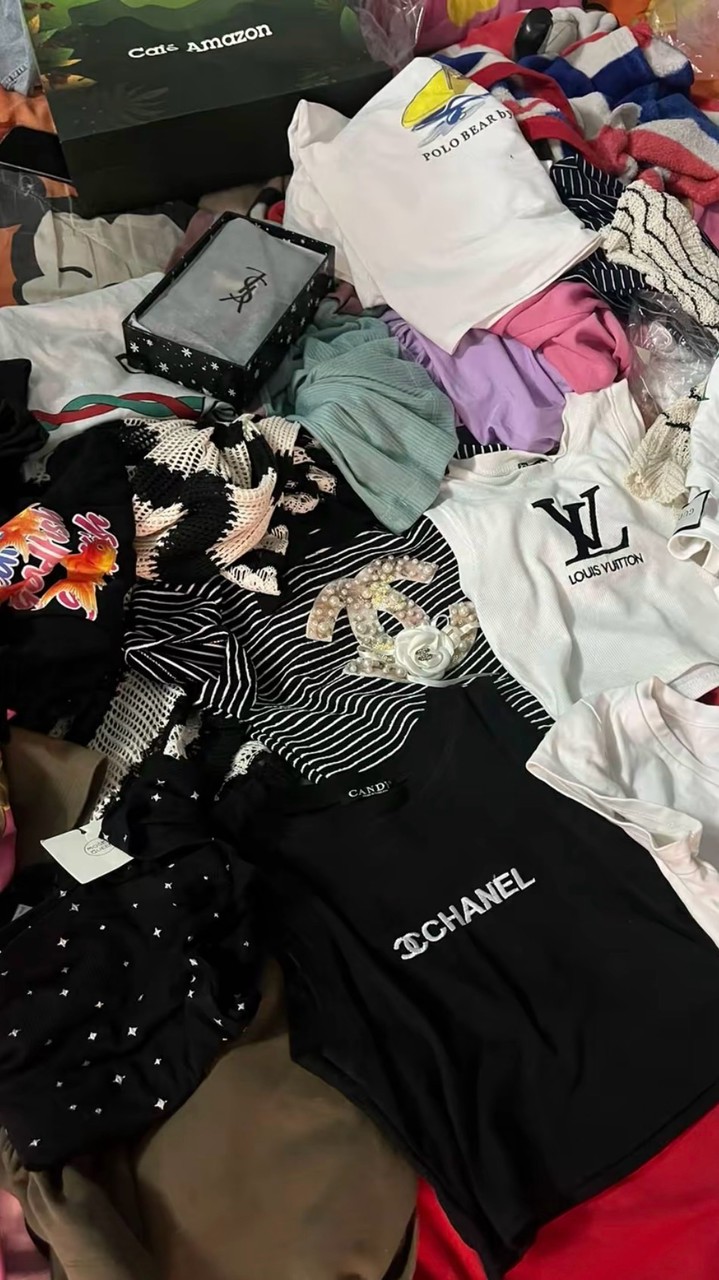 เนย เสื้อผ้ามือ1/2