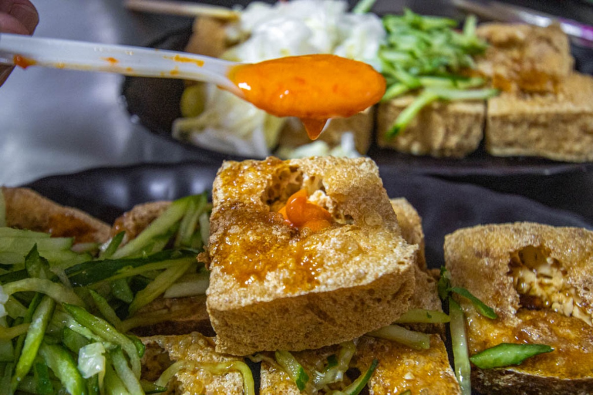 免費紅茶、熱湯無限喝！台中人激推６家臭豆腐：50年老店、爆量泡菜堆成山