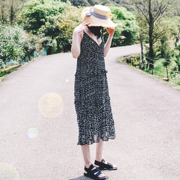 細肩帶V領小碎花蛋糕洋裝