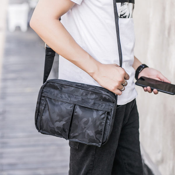 男士大容量新款 男生韓版單肩包街頭 青年型男款包潮流迷彩戶外 男款單肩包防水斜跨包