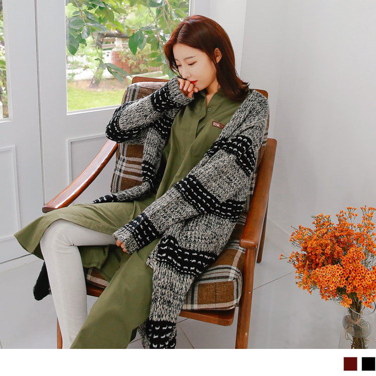 混紡針織再加上造型感虛線條紋，展現特色層次 厚實面料配以長版剪裁擺脫臃腫印象，看上去反而更修長又兼具暖意~ ********************** 小提醒：口袋為真 針、鉤織衣，內搭貼身衣物恕不