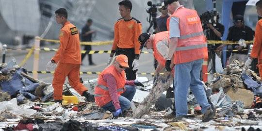 KNKT bersama NTSB dan Boeing periksa puing Lion Air. ©2018 Merdeka.com/Iqbal S. Nugroho