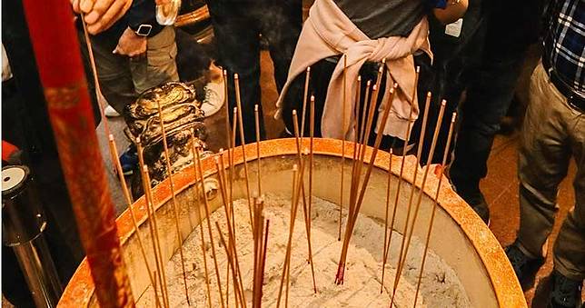 結婚5年沒小孩！送子大師：有邪靈作祟...「仙姑借用身體」男女交纏