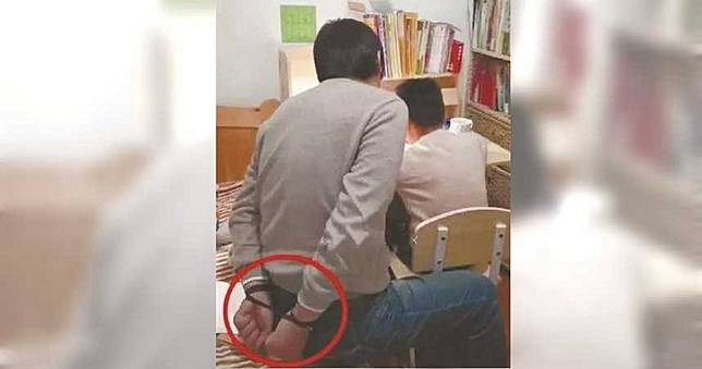 教兒寫功課怕發火揍人！　爸「反綁自己雙手」無奈笑：安全了