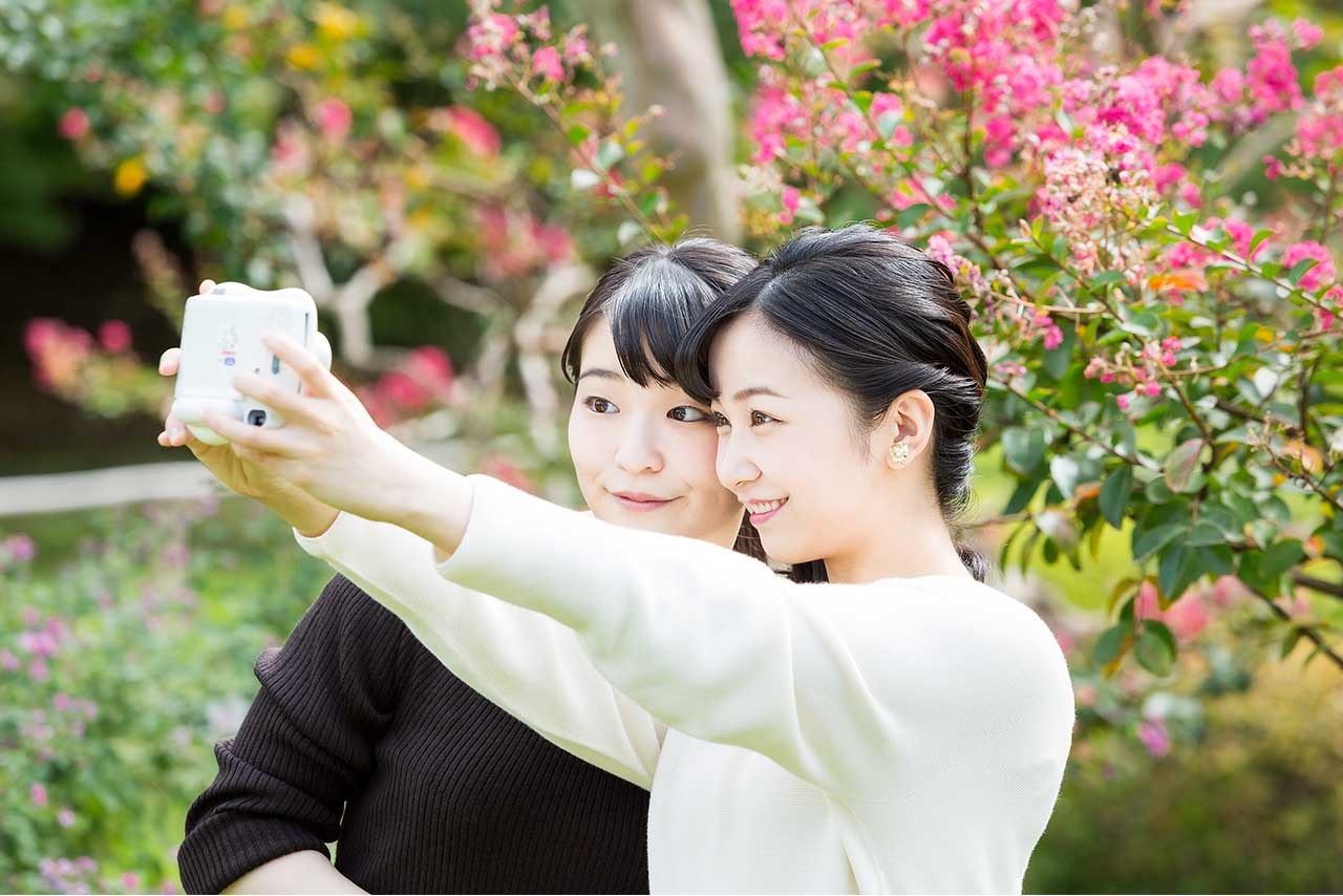 眞子さまが“結婚支持派”佳子さまとのツーショットを公表した意味