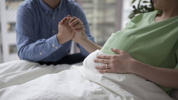 Genggaman Tangan Suami Pada Istri Yang Berjuang Melahirkan Manfaatnya Luar Biasa Fimela Line Today