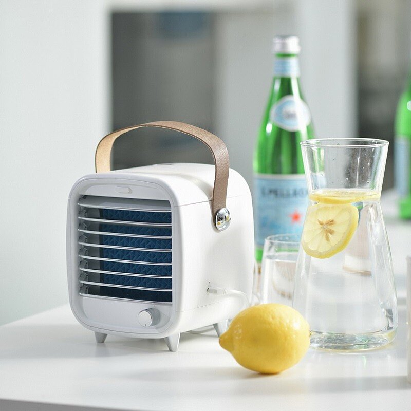 炎熱高溫想快速變涼，就來個Roommi 冰冷扇吧！超輕小體積設計，三段式快速降溫，可行動電源供電，讓你快速擁有降10度以上的瞬涼感受，比水冷扇更有感。夏日消暑的必備小巧行動冷氣你決不可錯過！